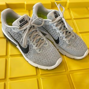Gray Nike Air Max Sequent 2 shoes in very good condition